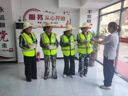 炎炎夏日送清凉 丝丝关爱暖人心
